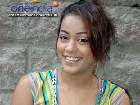 ‘కండోమ్’ గురించి ట్వీటిన ముమైత్ ఖాన్