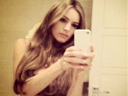 బాత్ రూమ్‌లో నగ్నంగా ఉన్న ఫోటో ట్విట్టర్‌లో...