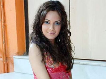 రామ్ చరణ్ హీరోయిన్ కి ఫుడ్ పాయిజినింగ్