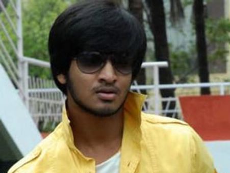 యంగ్ హీరో మిడ్ నైట్ ప్రమోషన్లో యమ బిజీ..!