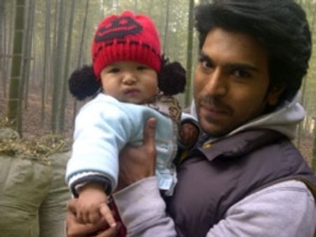 చరణ్ చేతుళ్ళో ముద్దుముద్దుగా ఉన్న చిన్నారి ఎవరు..?!