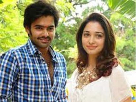 హీరో ముఖం వెయ్యి వోల్టుల బల్బులా వెలిగిపోయింది ఎందుకంటే ‘ప్రేమంటే’