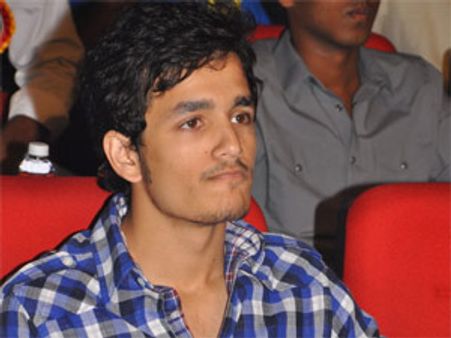 ఇద్దరి అకౌంట్స్ చూసుకుంటున్న అక్కినేని అఖిల్