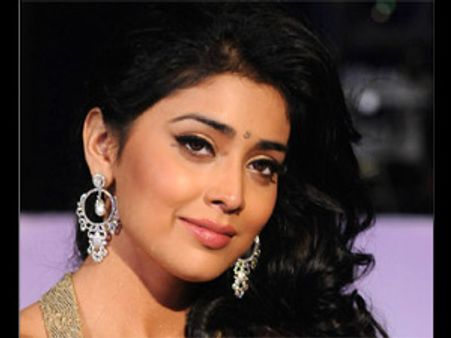 వాళ్ల సరసకు చేరడమే లక్ష్యంగా సాగుతున్న తార