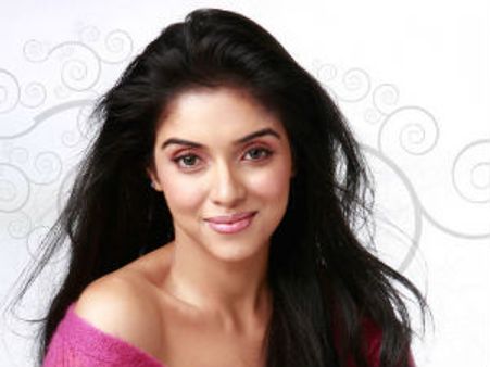 ఆసిన్ ప్రవర్తన చూసి షాక్ అవుతున్నారంతా....