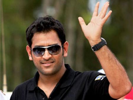 జాన్ అబ్రహంతో ధోనీ బాలీవుడ్ ఎంట్రీ?