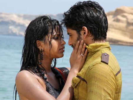 'బెజవాడ' ప్రీమియర్ షో టాక్ ఏంటి?