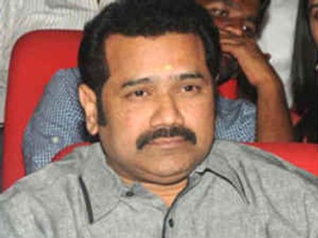 అన్నాహజారే గ్రామంలో రైటర్ చిన్నికృష్ణ