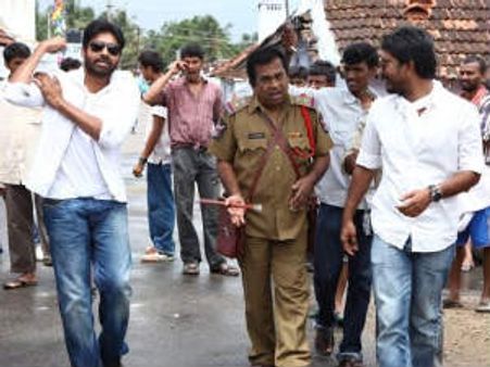 డైరక్షన్ లో పవన్ వేలుపై 'పంజా' విలన్