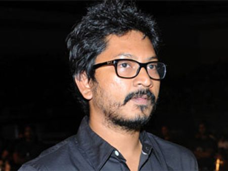 పవన్ దర్శకుడు కళ్లు తెరిచిన వేళ...!