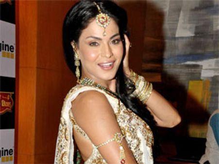 న్యూడ్ తారను కోర్టు‌కీడ్చారు..(ఆమె గగ్గోలు పట్టేదెవరికి?)