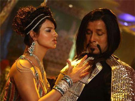 ఈ హీరో ఎవరు? ఏమిటా వేషం?