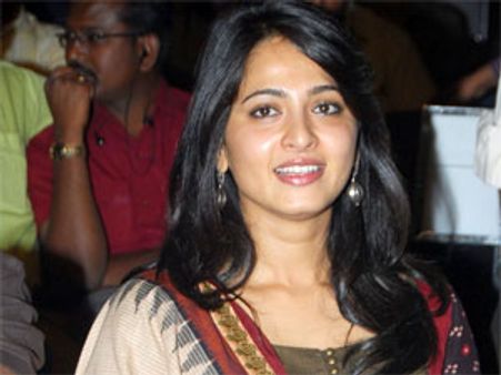 దిల్ రాజుకి ట్విస్ట్ ఇచ్చిన అనుష్క