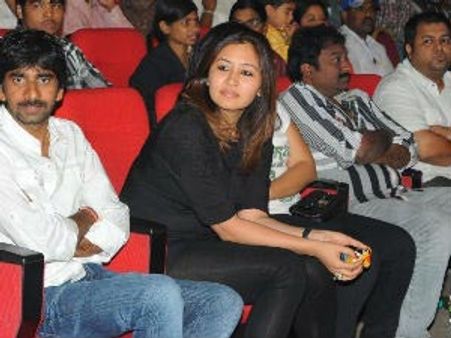 సినీ జనాలను టెన్షన్ పెడుతున్న బ్యాట్మింటన్ పాప!