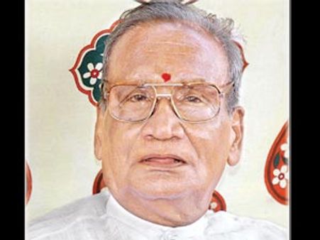 ఎన్టీఆర్, చిరులపై విమర్శలున్న బుక్ రూ. 10 వేలు