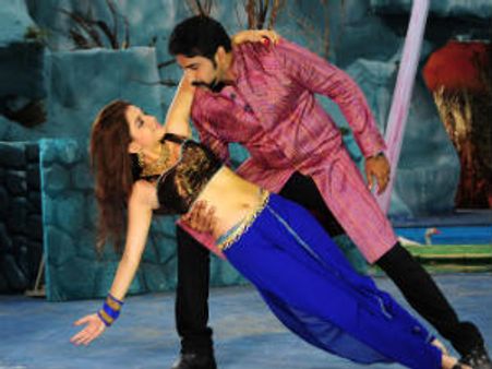 నడిరోడ్డుపై మోకాళ్ళతో ఎన్టీఆర్ డ్యాన్స్