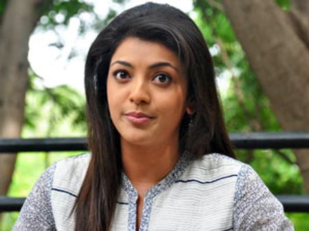 మళ్లీ అందరినీ బుట్టలో వేసిన సెక్సీ పాప!