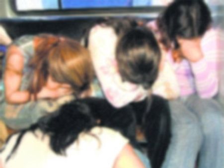 ఆన్ లైన్ సెక్స్ రాకెట్ లో దొరికిన టీవీ ఆర్టిస్టు