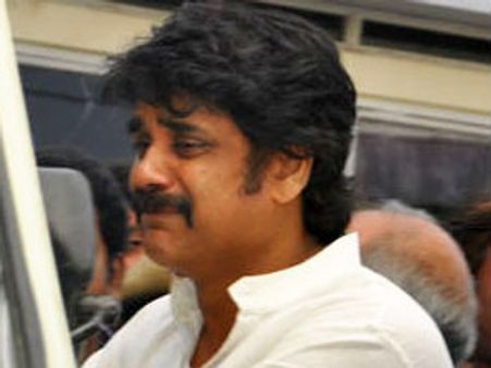 నాగార్జున కంటతడి, సన్నిహితుల ఓదార్పు