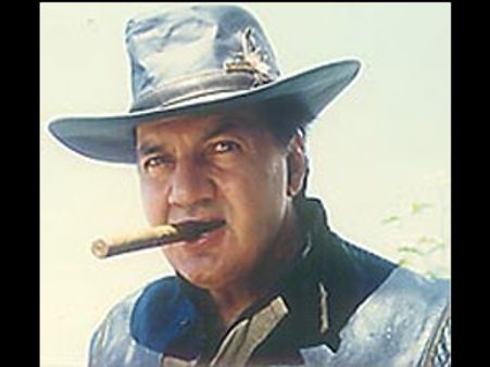 వేషం ఎర చూపి మోసం, మాజీ విలన్ పై కేసు