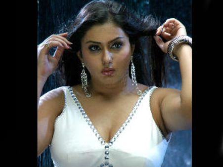 అతనితో ‘సం’బంధం లేదంటూ నమిత గగ్గోలు