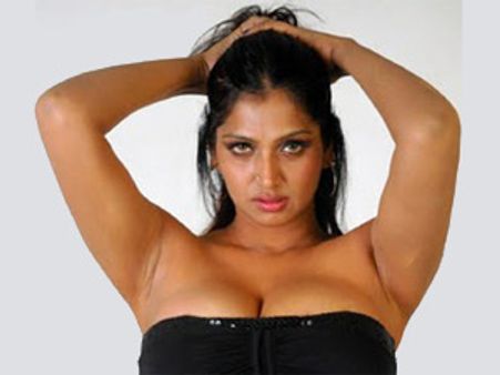 చీటింగ్ కేసులో... సెక్సీ ఆంటీ