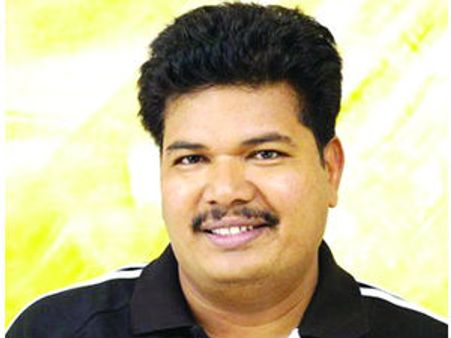 స్టార్ డైరక్టర్ కటౌట్స్ తగలపెట్టి గొడవ