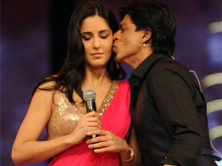 బహిరంగ ముద్దుతో వారి ‘సం’బంధం లీకైందా?