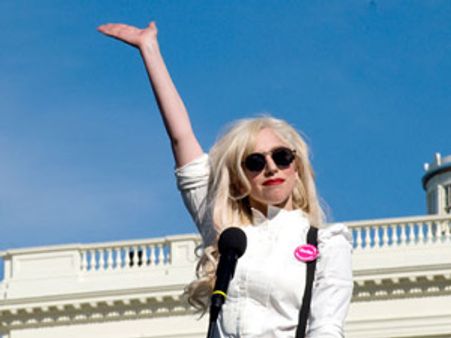 హార్వర్డ్‌లో లేడిగాగా 'బార్న్ దిస్ వే ఫౌండేషన్'...