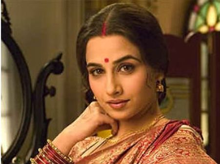 బూతు అనేది లేకుండా సెక్సీ భామ ఐటం