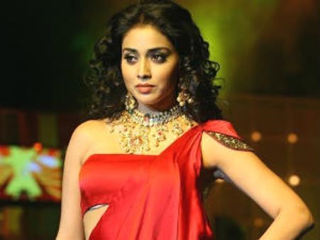 శ్రియ సినిమా చూసి మెచ్చుకున్న అన్నాహజారే