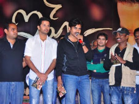 యూఎస్ వెళ్లాల్సినోడికి... పవన్ సినిమాతో ఆ పిచ్చి!