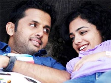 నితిన్ సెల్ ఫోన్ కొట్టేసి పారిపోతుంటే...