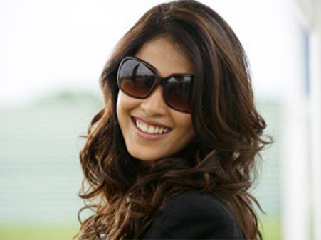 భార్యామణితో సినిమా ప్లాన్ చేస్తున్న యువ హీరో?