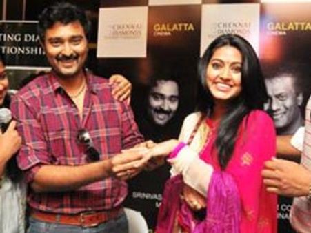 ప్రేమికుల రోజు...ప్రియుడితో తొడిగించుకున్న స్నేహ