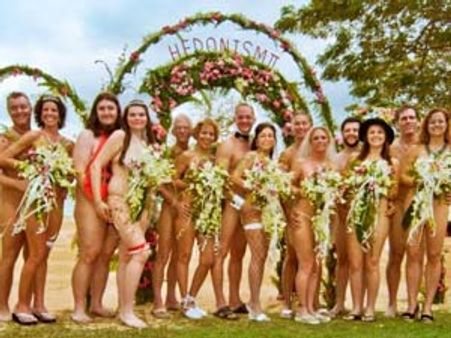 వాలంటైన్ డే రోజున బీచ్‌లో నగ్నంగా వివాహాలు..