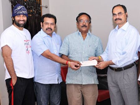 రూ. 5లక్షల విరాళం స్వీకరించిన పరుచూరి