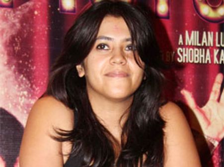 పోలీసులనే...మోసం చేసిన లేడీ నిర్మాత, దర్శకుడు