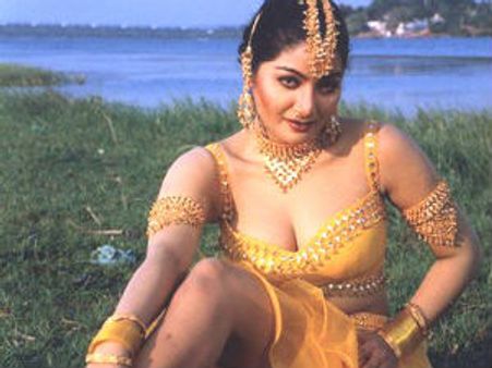 ప్రేమ వివాదం : హాట్ ఐటం గర్ల్ సూసైడ్ అటెమ్ట్