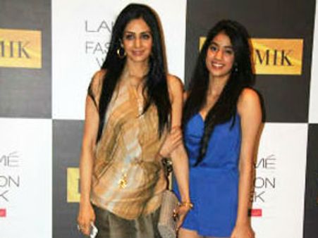 ఫ్యాషన్ షోలో పొట్టి డ్రెస్‌తో పిచ్చెక్కించిన శ్రీదేవి