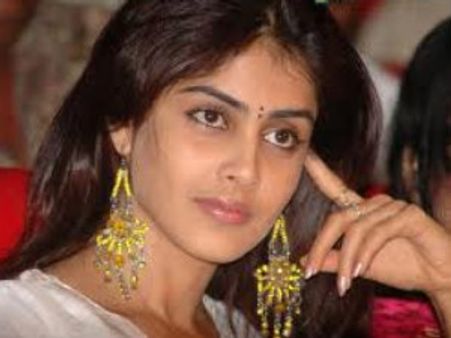 లక్షల్లో టోకరా : జెనీలియాపై కేసుకు కోర్టు ఆదేశం