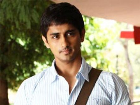 స్క్రిప్టులో వేలు పెట్టాడనే సిద్దార్దని తప్పించారా?