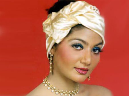 అరెస్టు భయంతో ఐటం గర్ల్ ఎస్కేప్!