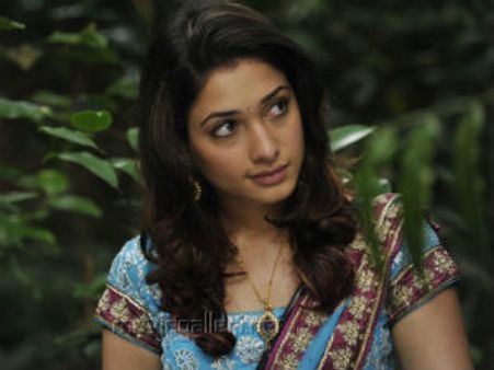 పవన్ కళ్యాణ్ అభిమానితో తమన్నా రొమాన్స్