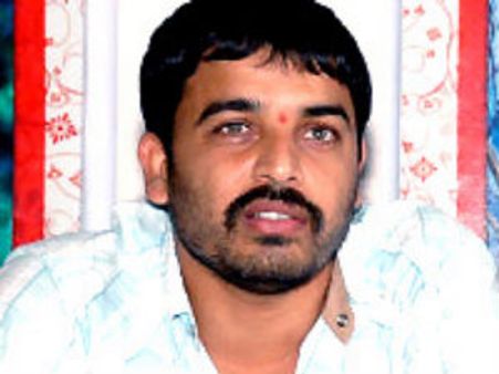 లాభాలొస్తే దిల్ రాజు వాలిపోతాడలా...!