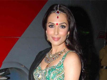 పవన్ ఐటం గర్ల్ ని ని ట్రబుల్ లో పడేసిన వెబ్ సైట్