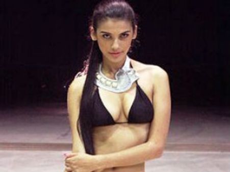 బ్రెజిల్ భామతో పూరి జగన్నాధ్ బ్యాంకాక్ లో