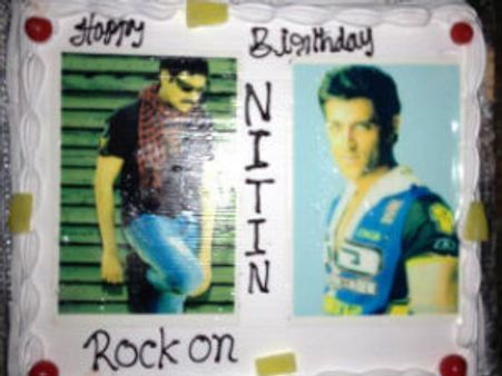 నితిన్ బర్తడే కేకు పై పవన్ కళ్యాణ్