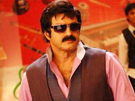 ‘అధినాయకుడు’లో చిరుపై సెటైర్లు?