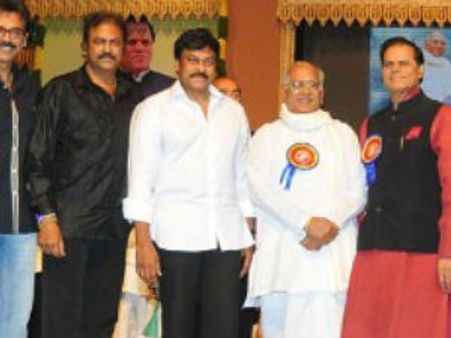 మోహన్ బాబుకు చిరు కౌంటర్...అక్కినేని పంచ్